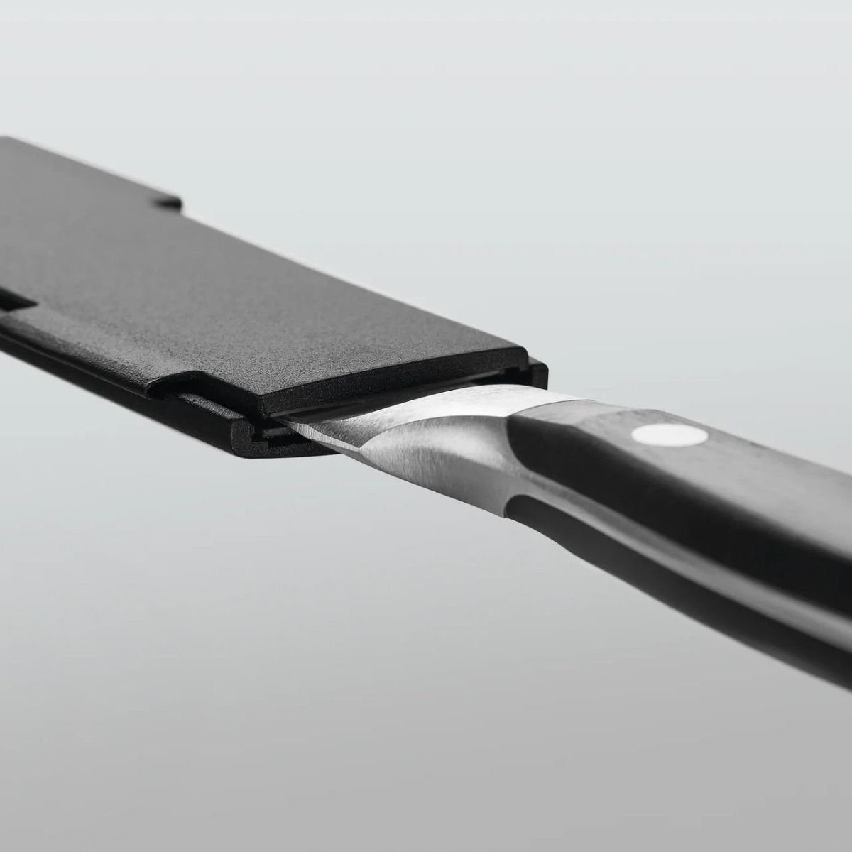 Wusthof 6" Narrow Magnetic Blade Guard Wusthof Cutlery Wusthof 6" Narrow Magnetic Blade Guard -All-Clad Shop 2069640101 detail 01