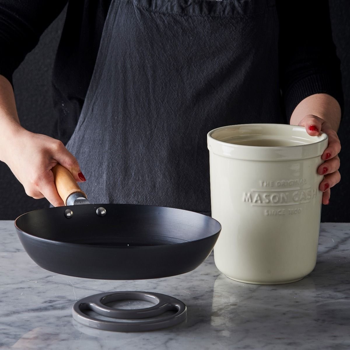 Mason Cash Innovative Kitchen Utensil Pot with Trivet Mason Cash Innovative Kitchen Utensil Pot With Trivet -All-Clad Shop pot1 1