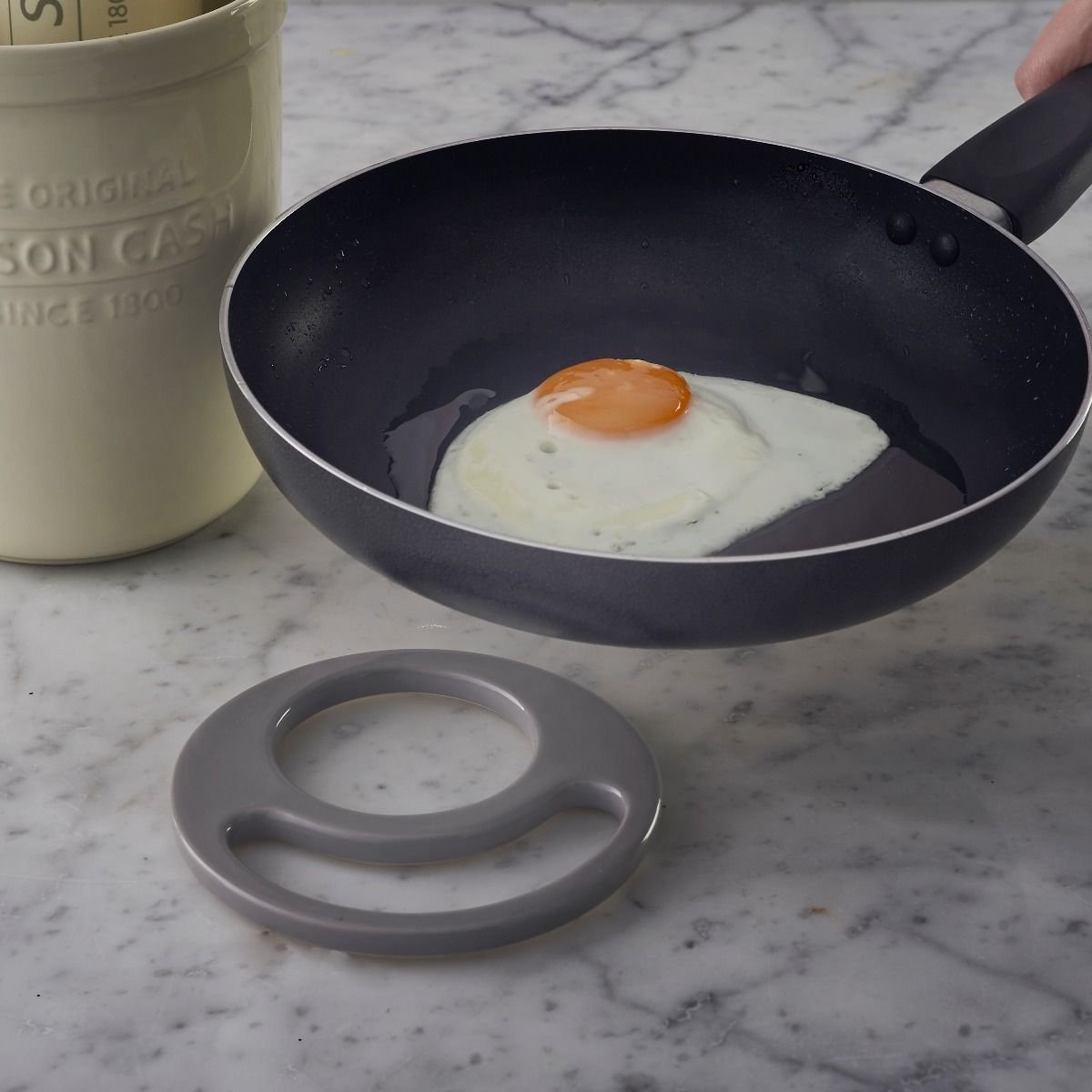 Mason Cash Innovative Kitchen Utensil Pot with Trivet Mason Cash Innovative Kitchen Utensil Pot With Trivet -All-Clad Shop pot4