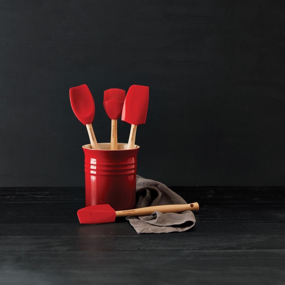 Le Creuset 5-Piece Craft Series Utensil Set with Crock | Cerise/Cherry Red Le Creuset 5-Piece Craft Series Utensil Set With Crock | Cerise/Cherry Red -All-Clad Shop rs8259 utensil set 088 ret lpr